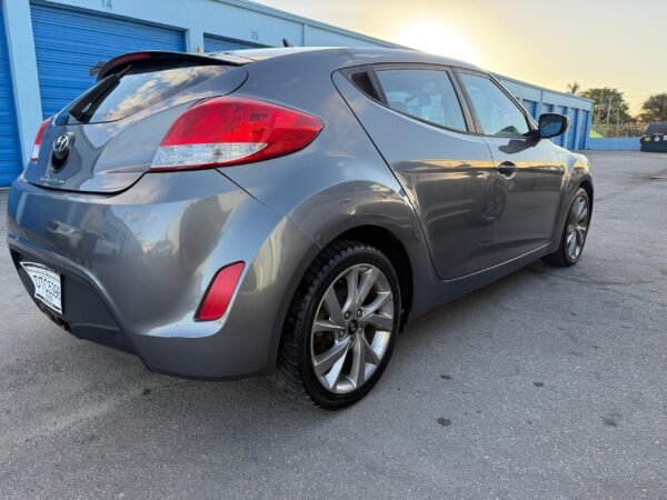 2017 Hyundai Veloster - Image 13