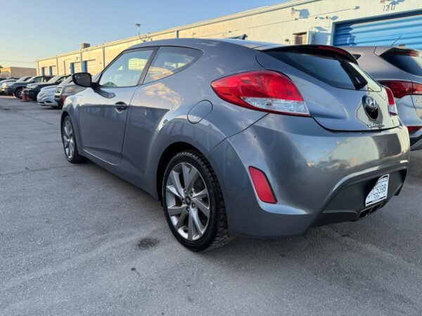 2017 Hyundai Veloster - Image 8