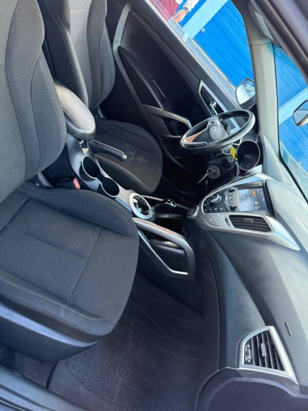 2017 Hyundai Veloster - Image 9